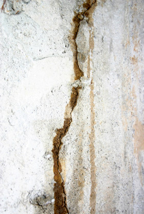 Photo of cracked foundation wall with water seepage